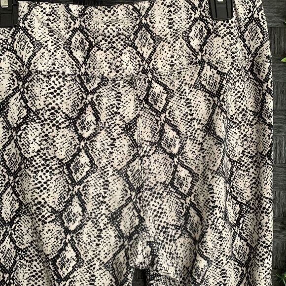 ZENANA Size XL reptile print black and white leggings - Picture 4 of 7